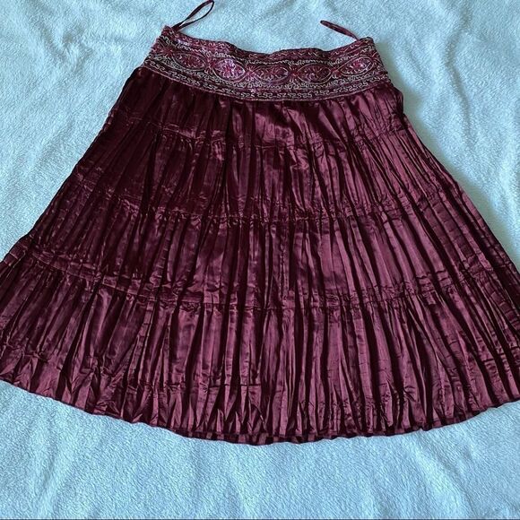 Burgundy light weight pleated skirt with Sequins​​​​​ - Picture 4 of 10